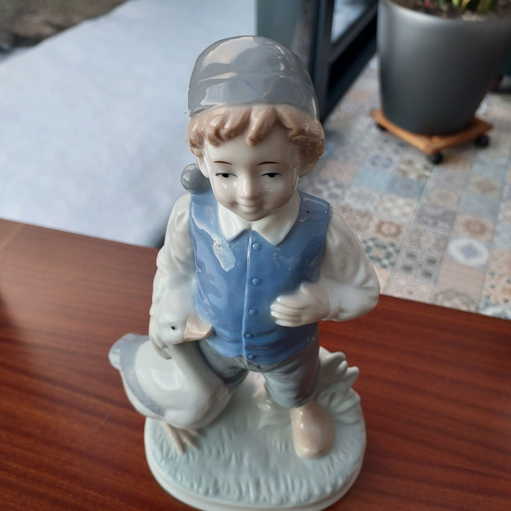 Porcelanowa figurka chłopiec z gęsią