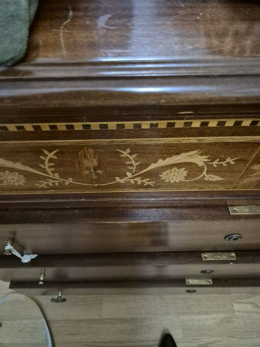 Cómoda D. Maria embutidoa geométricos