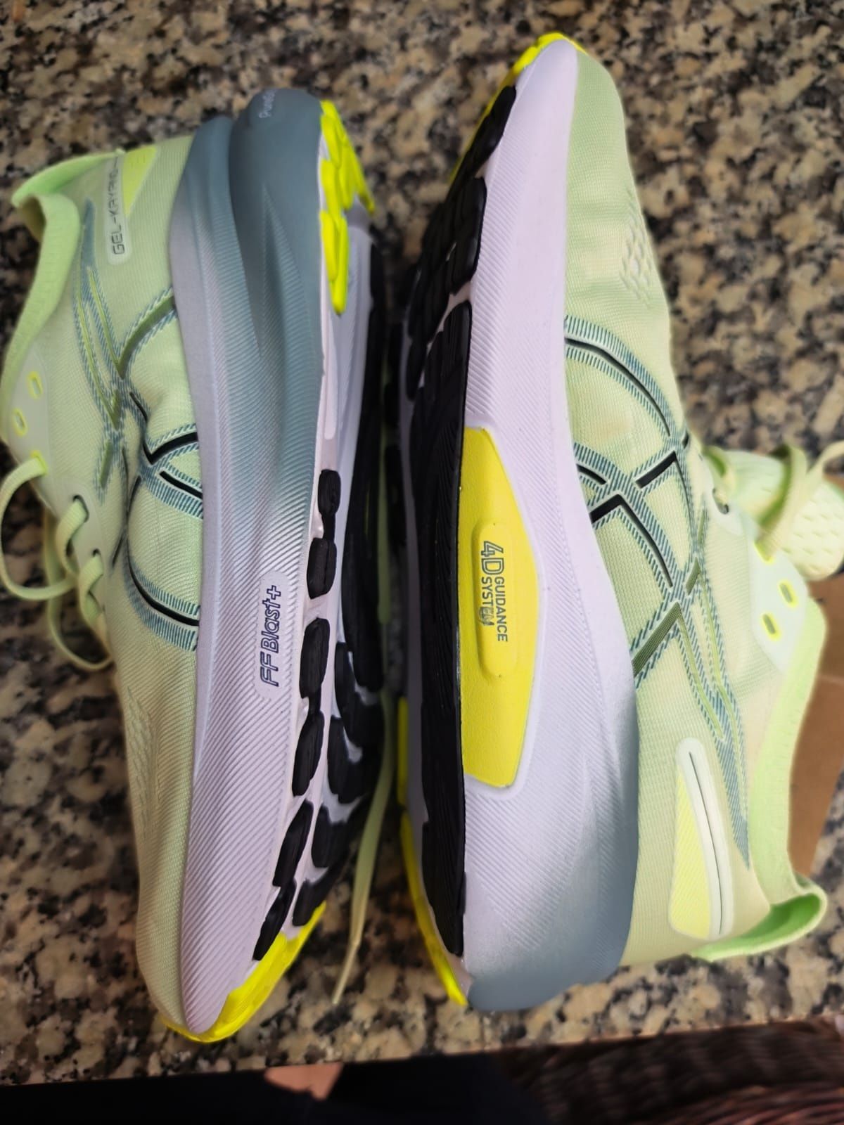 Vendo sapatilhas asics novas