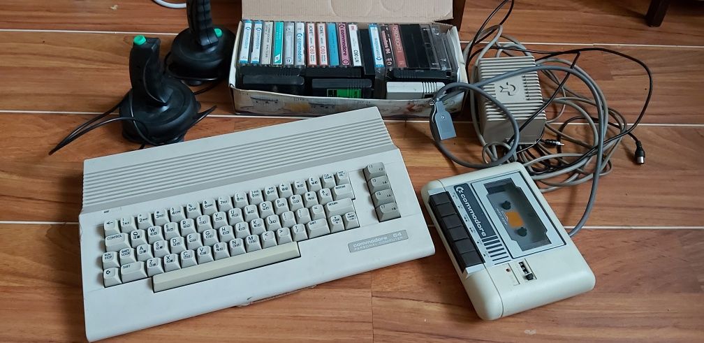 Komputer do gier, commodore 64, zestaw gier, dżojstik