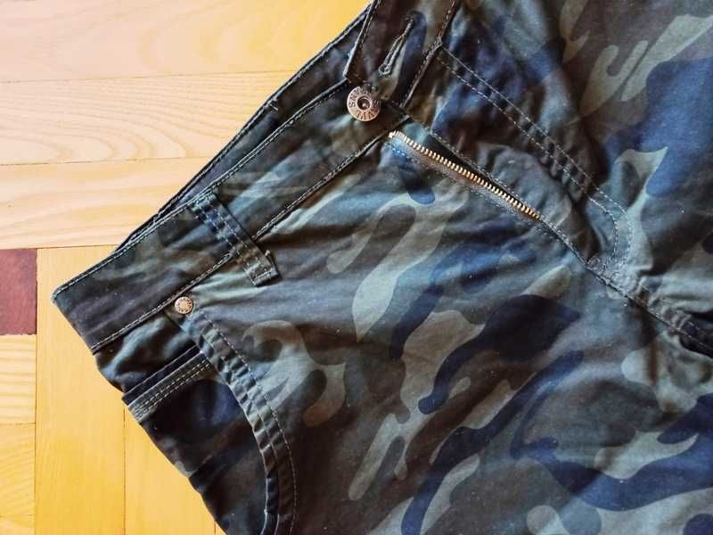 Męskie spodenki krótkie moro , capri rozmiar L z metki 35