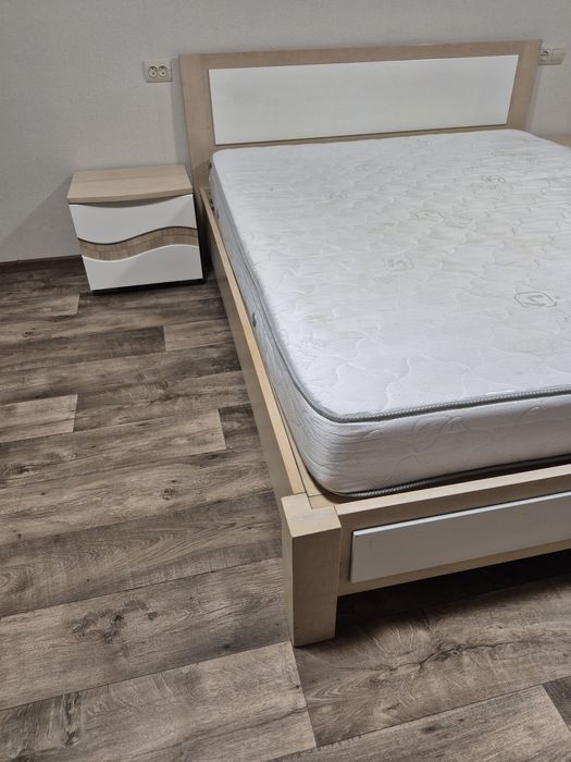 Ліжко дерев'яне двоспальне 1600*2000 з матрасом та тумбочками