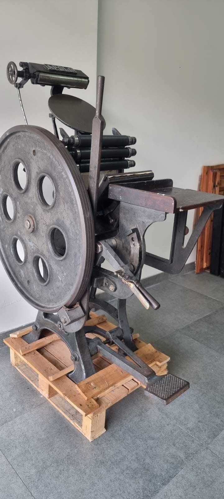 Máquina tipografia a funcionar