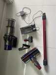 Odkurzacz Dyson V 10 motorhead + zestaw końcowek , ładowarka, wieszak