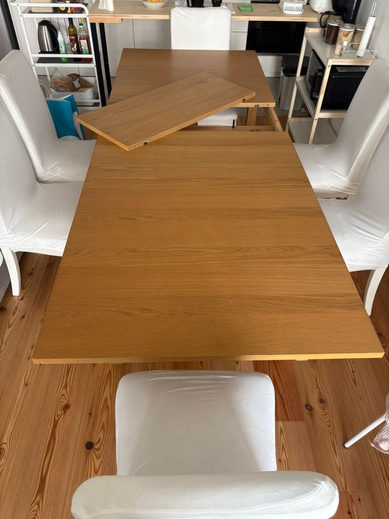 Mesa de jantar extensível com 6 cadeiras.