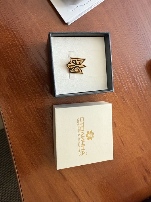 Золотий значок тризуб Героям Слава