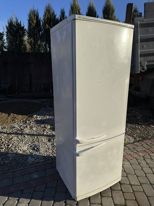 Холодильник з морозилкою