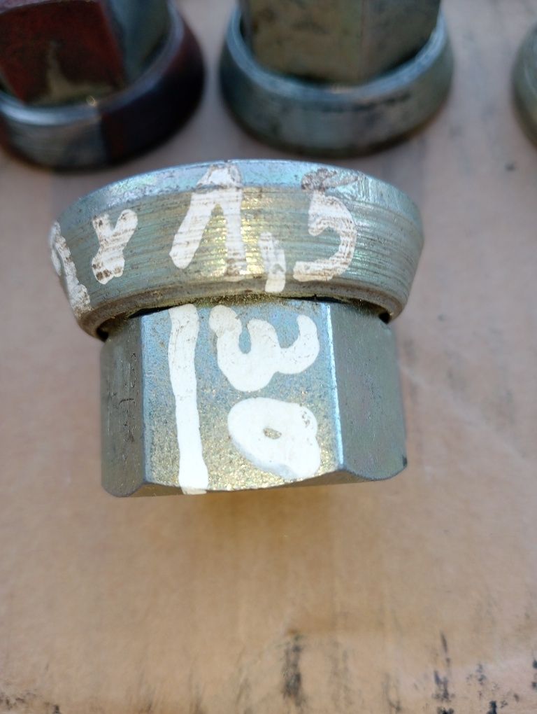 Nakrętka z obrotową podkładka M22x1,5