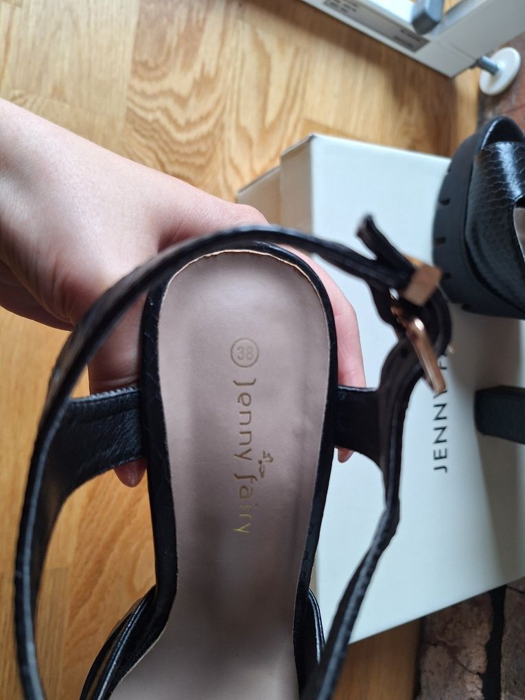Buty na słupku. Sandały na platformie 38