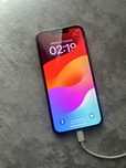 Iphone 13 pro z paskiem na wyswietlaczu