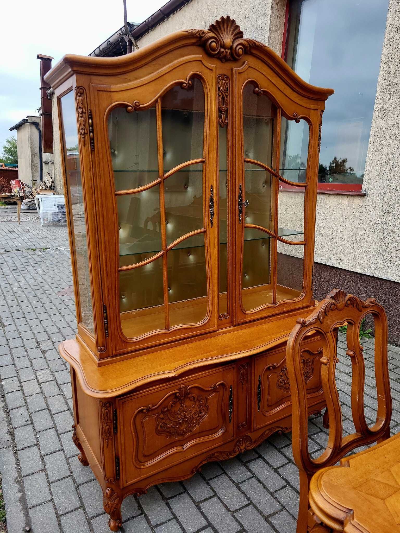 Zestaw mebli do salonu w stylu ludwikowskim.