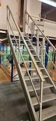 Escada Metálica com 2.30Mt de altura e  85cm de largura