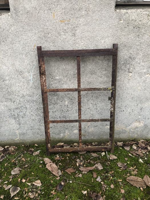 Stare okno metalowe