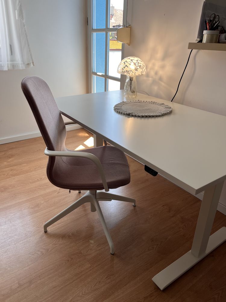 Biurko elektryczne Rudolf Ikea z krzesłem Langfja Ikea
