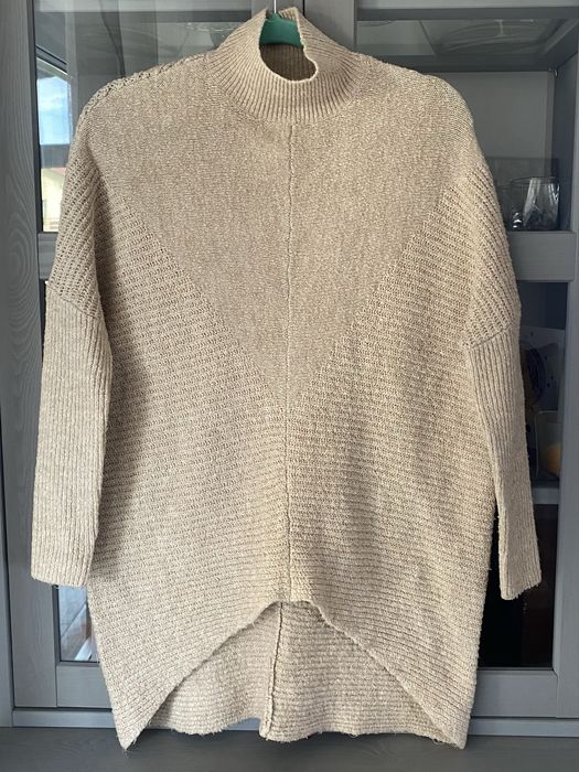 Beżowy sweter z golfem asymetryczny dluzszy tyl rozmiar 38/40