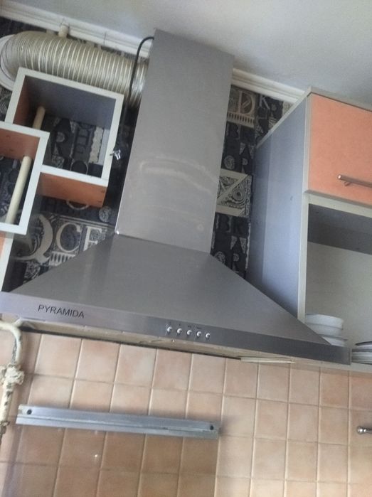 Невеличка кухня і витяжка" Піраміда"( нержавійки) в дуже гарному стані