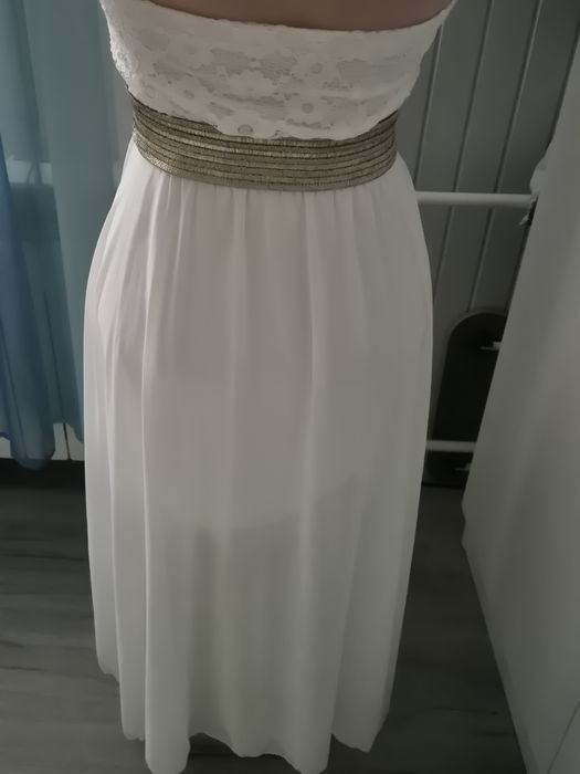 Delikatna sukienka biała ze złotym paskiem z mała wadą S