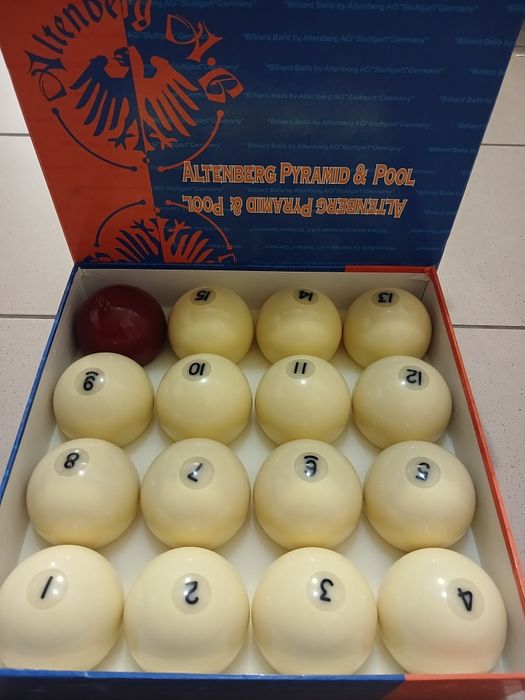 Бильярд столы кии шары сукно мел треугольник лампы