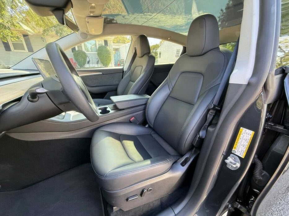 Tesla Model Y Long Range      2025