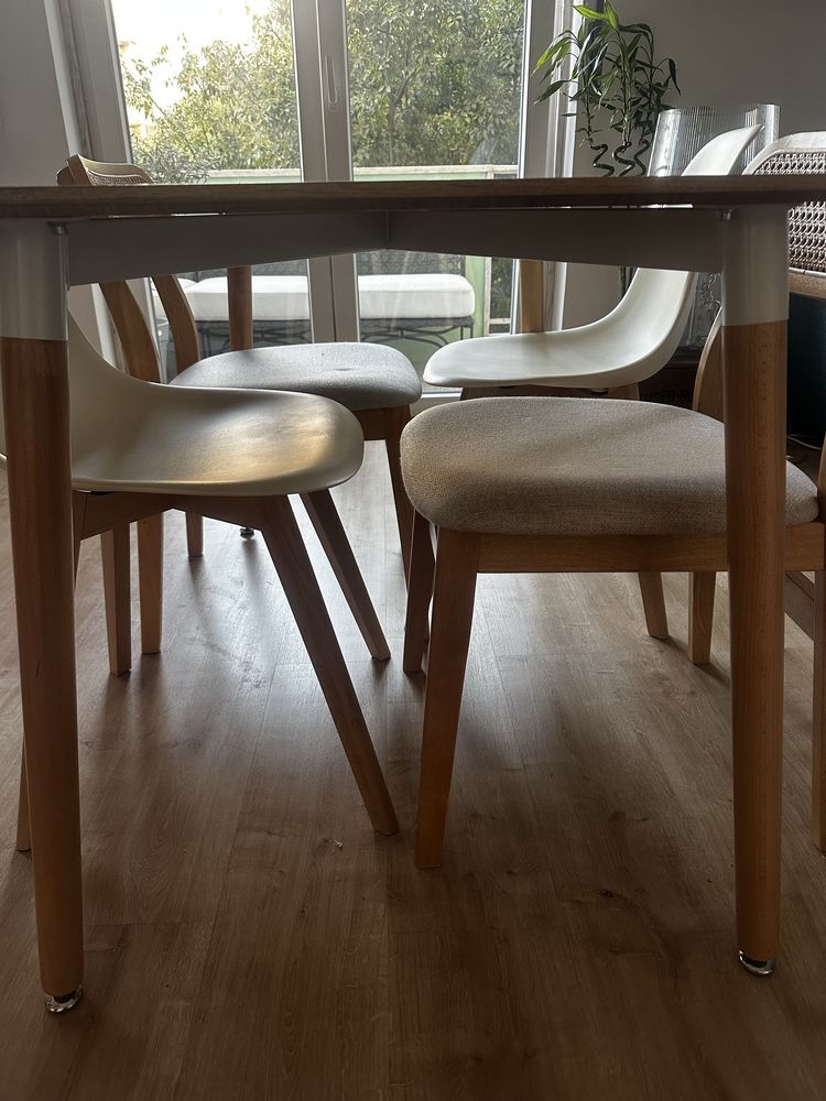 Mesa de Jantar madeira c/ 4 cadeiras
