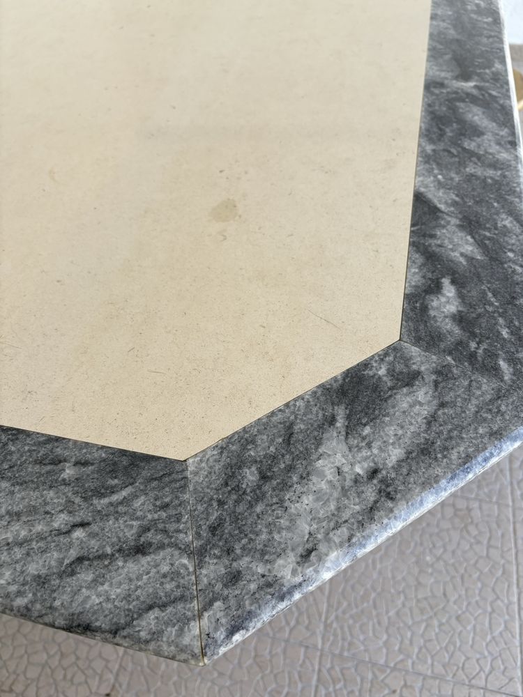 Mesa de Marmore beje e cinzenta
