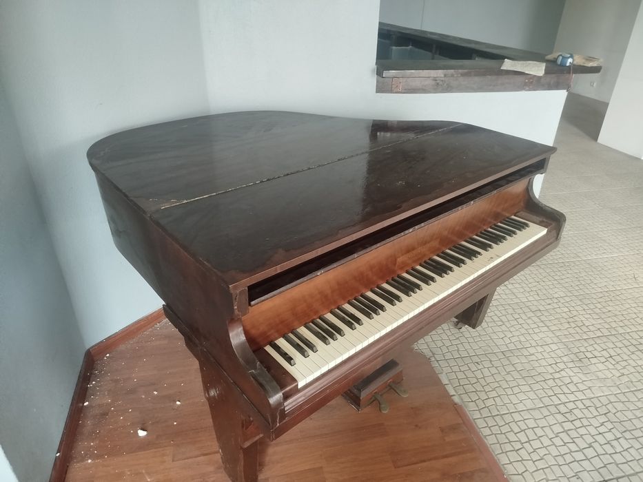 Vendo piano em bom estado de conservação