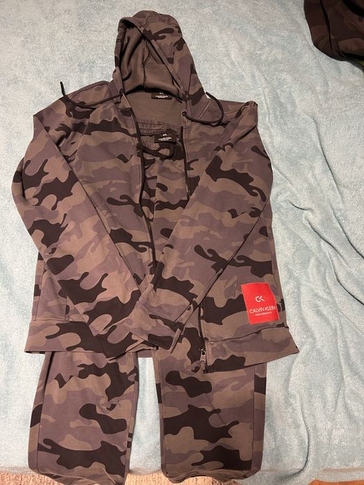 Calvin Klein Чоловічий костюм кольору хаккі, розмір М
