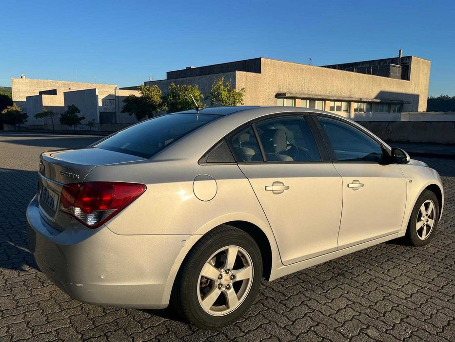 Chevrolet Cruze 1.6 LS (2010) – Bem estimado