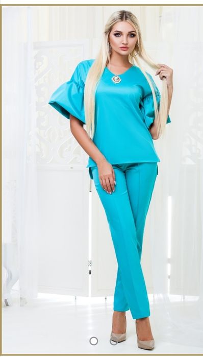 Костюм двойка з оригінальною брошкою