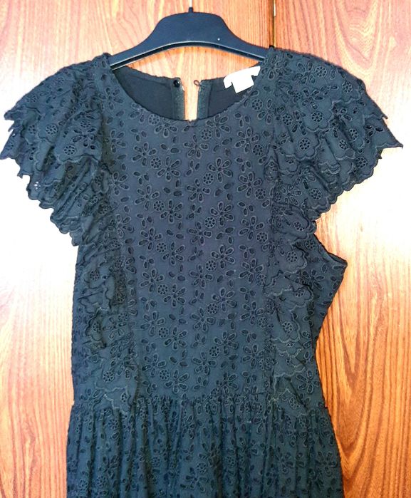 Чёрное кружевное коктейльное платье "H&M".