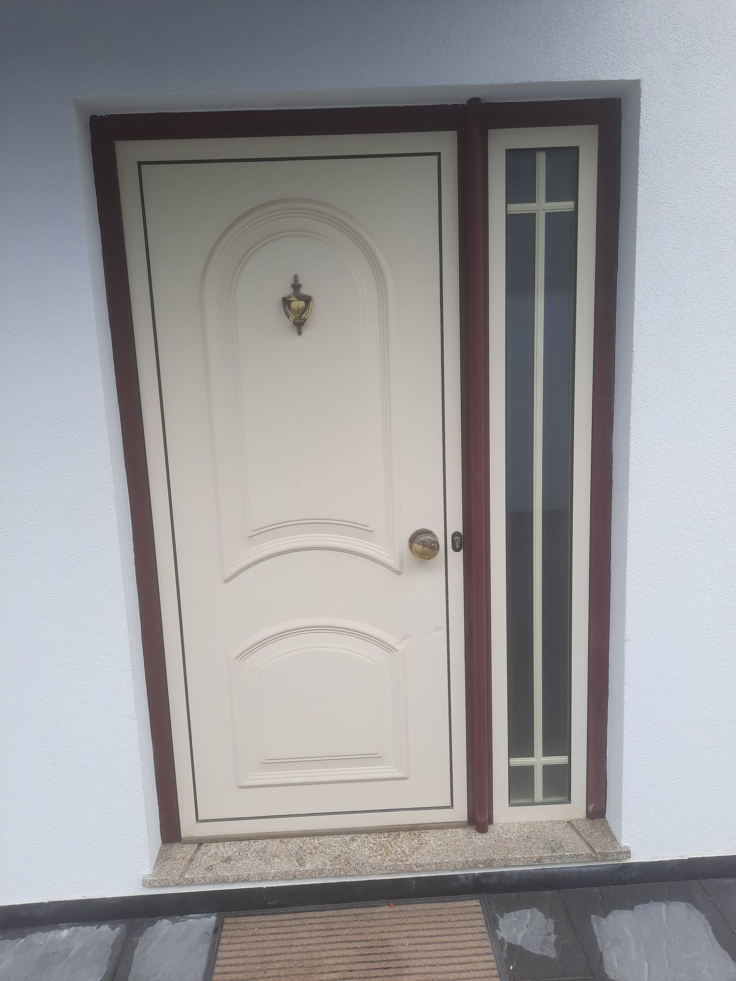 2 portas exteriores, 4 janelas, 3 portadas. Vendo se for o lote todo.