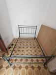 Cama de ferro com estrado e colchão 1,40x1,90
