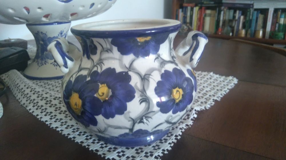 Pote em loiça com pegas