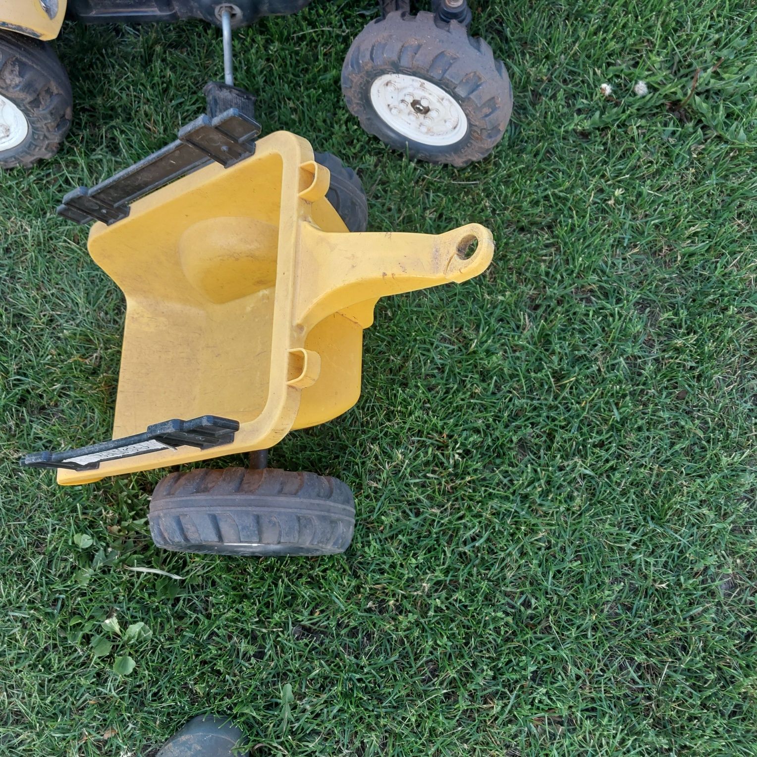 Sprzedam traktor na pedały z przyczepką