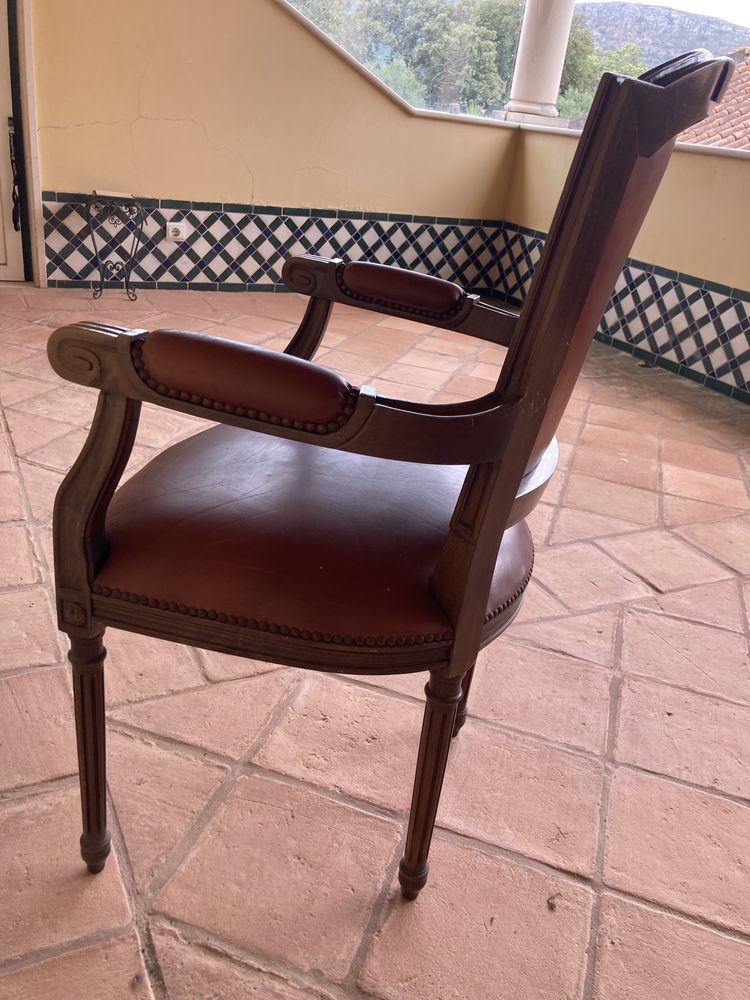 Cadeirão de braços poltrona - em madeira e couro