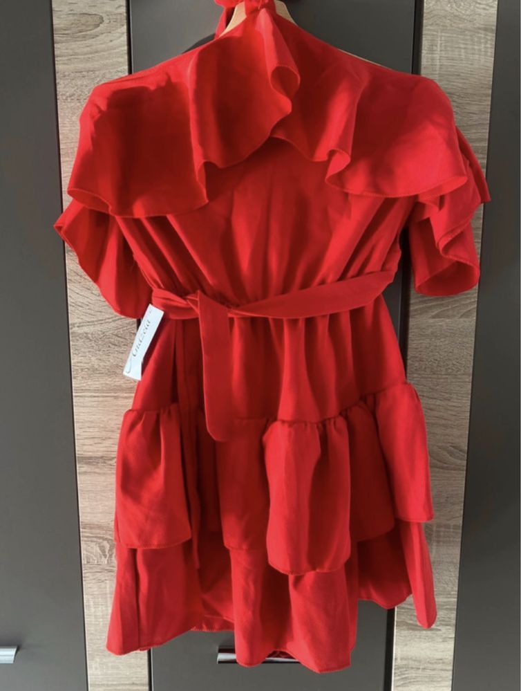 czerwona rozkloszowana sukienka z falbanami