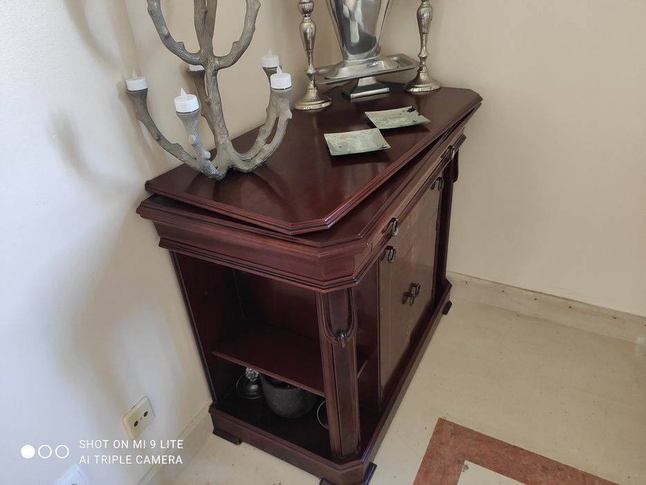 Móvel de sala ou quarto.
