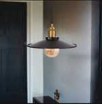 Piękna lampa wisząca i ozdobna żarówka w stylu loft glamour złota