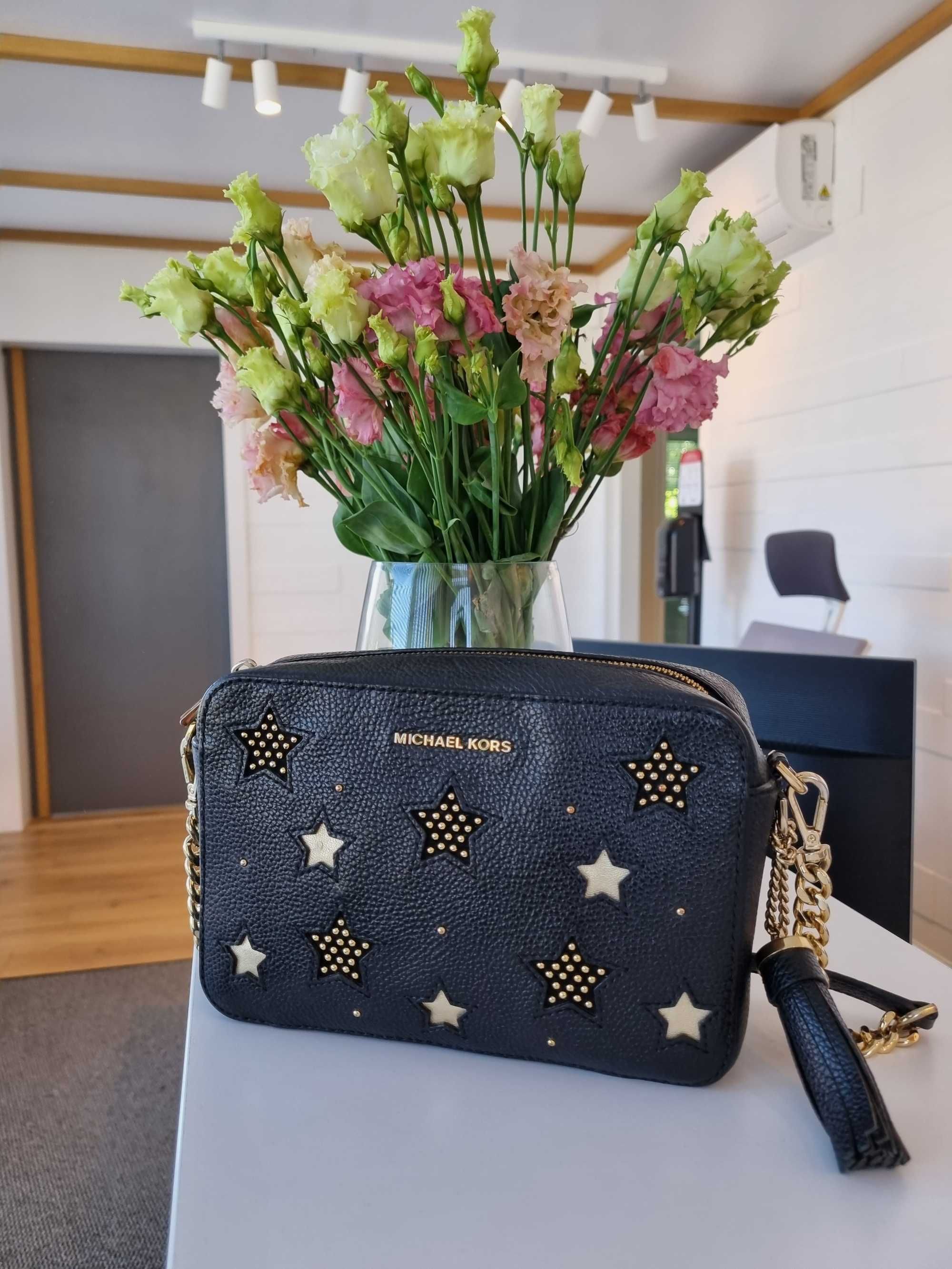 Michael Kors - czarna torebka w złote gwiazdki - skóra naturalna