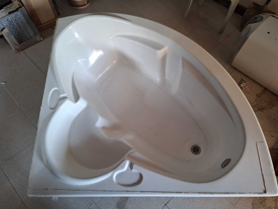 Banheira de Canto c/ 134x134x50cm (medidas exteriores)