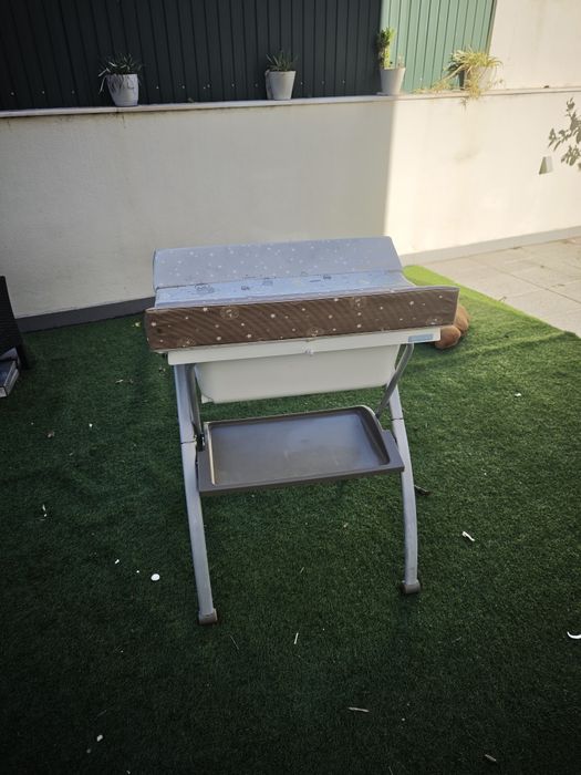 Muda fraldas com banheira