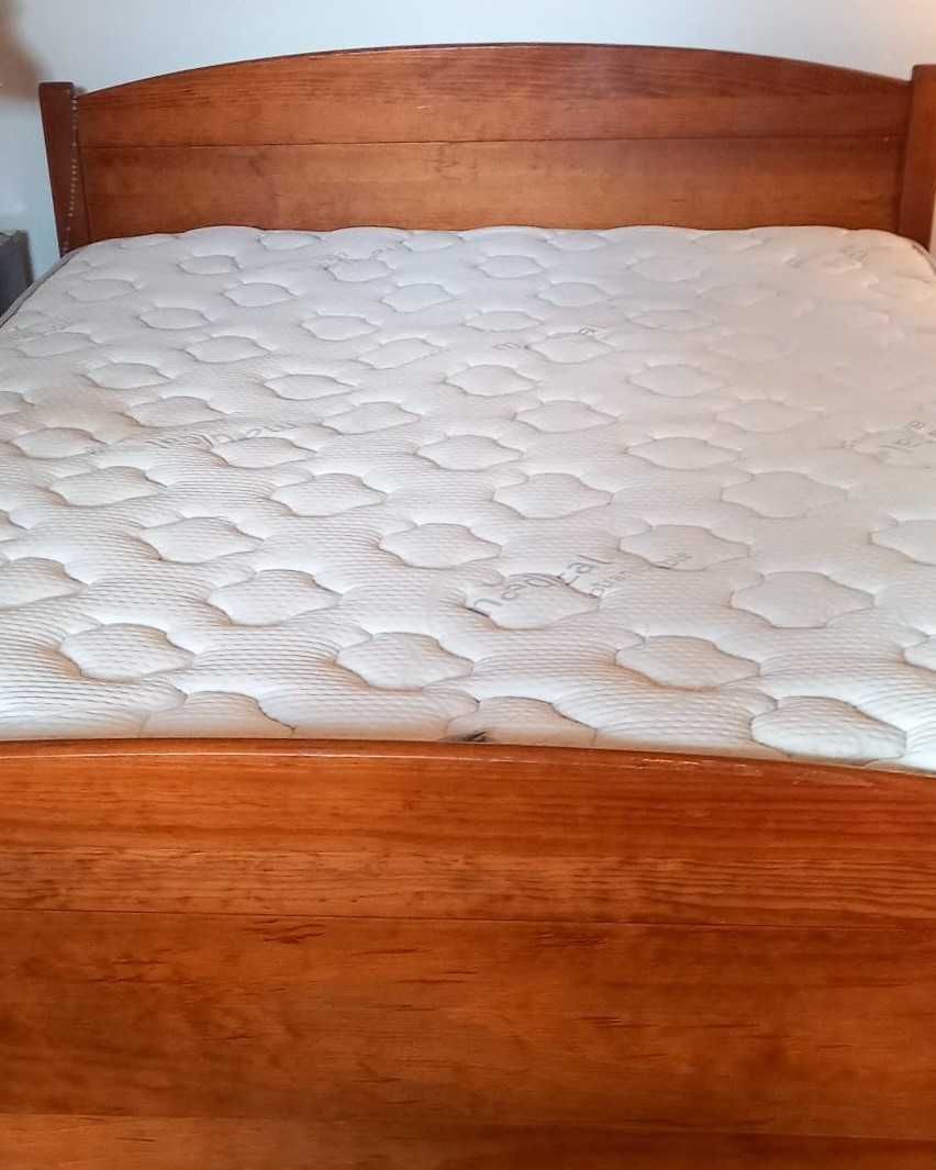 Cama Casal + colchão ortopédico+ 2 mesas com 3 gavetas cada