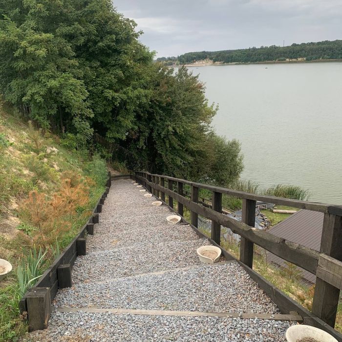 р Американкана на березі озера