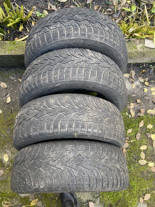 Продам комплект зимней резини TOYO  195/65 R15(без дисков)