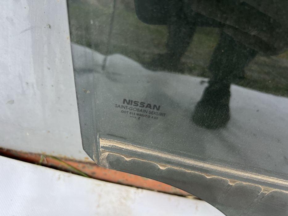 Скло в двері Nissan Rogue T33