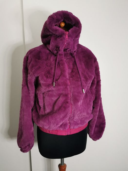 Cudowne amarantowe krótkie lekkie futerko z kapturem M