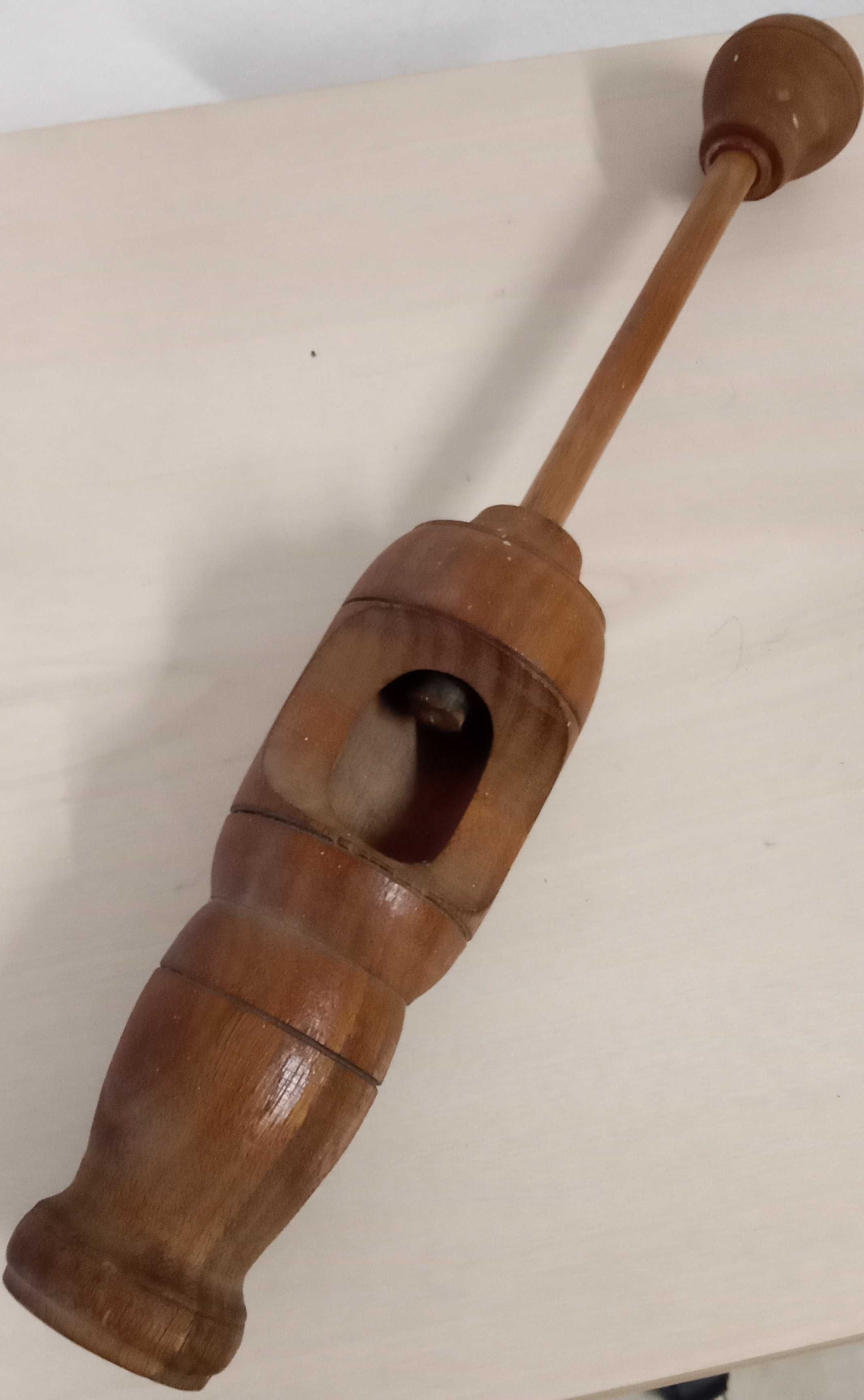 Arrolhador de garrafas manual em madeira, muito antigo