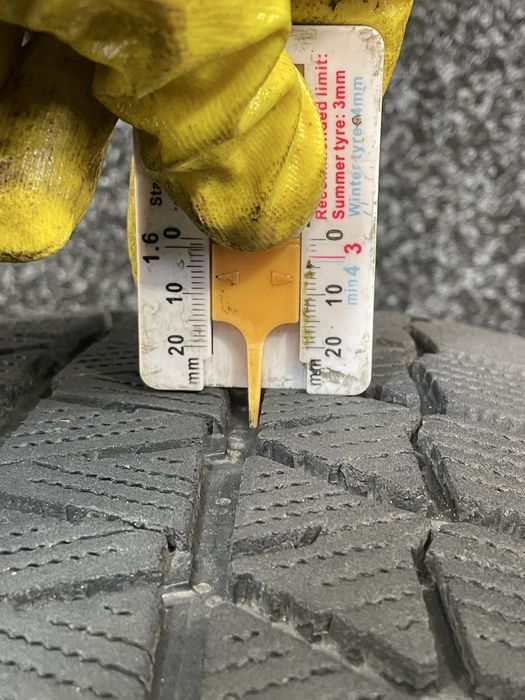 Продам Б/У шини Brigestone 215/60R16 BLIZZAK WS80