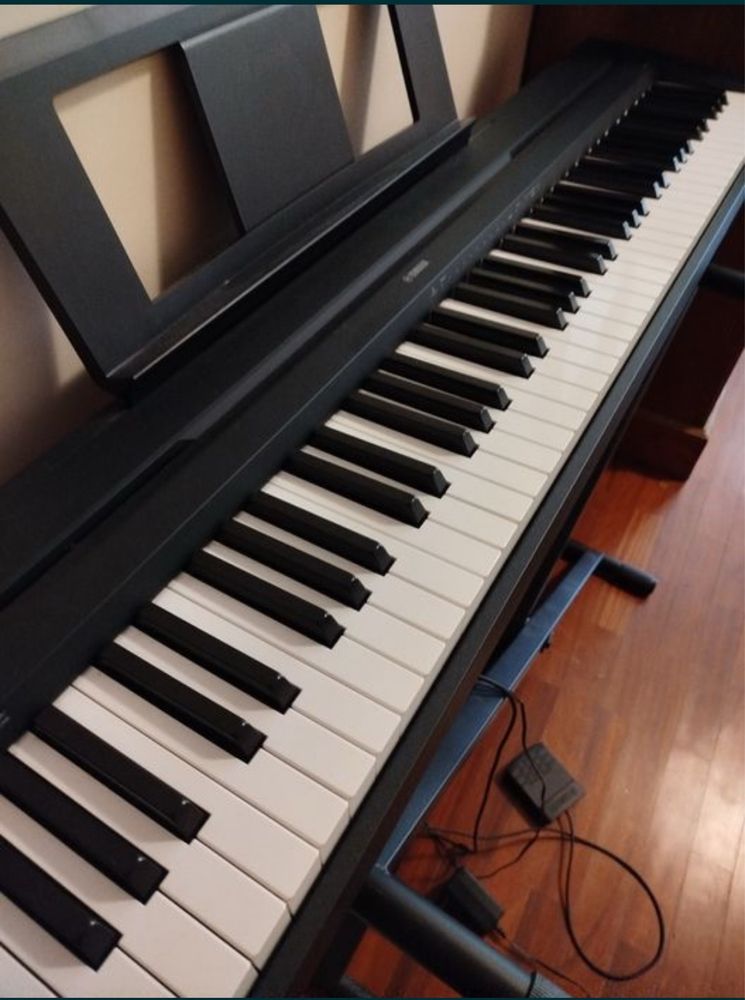 Yamaha P-45 – Piano Digital 88 Teclas com suporte e banco