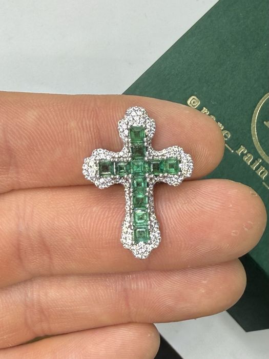 Хрестик з смарагдами 1.10кт та діамантами в золоті 585 крестик изумруд
